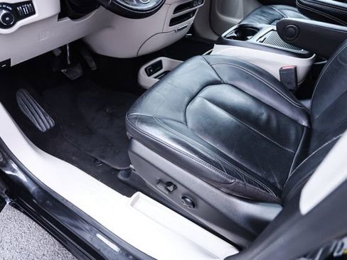 Used 2022 Chrysler Pacifica Touring-L w/ Uconnect Theater Family Group FWD image 52