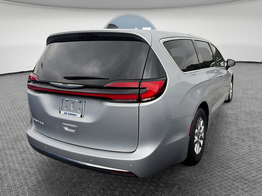 Used 2023 Chrysler Pacifica Touring-L FWD image 3