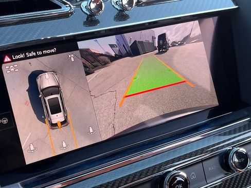 Used 2025 Bentley Bentayga image 37