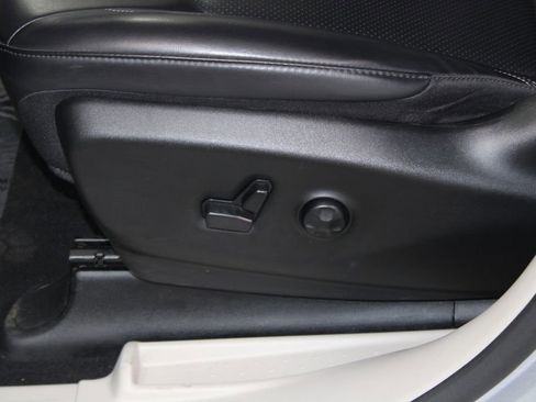 Used 2023 Chrysler Pacifica Touring-L FWD image 21