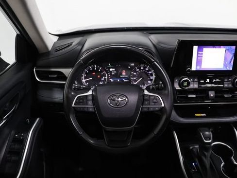 Used 2023 Toyota Highlander XLE FWD image 11