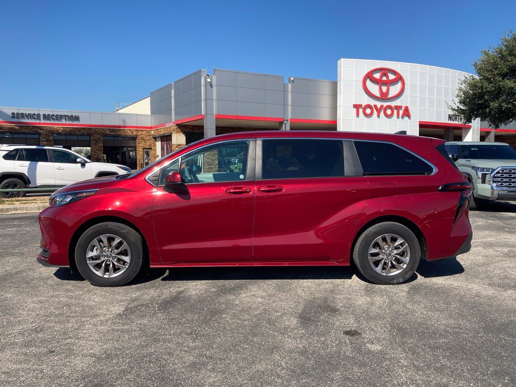 Used 2025 Toyota Sienna LE FWD image 8