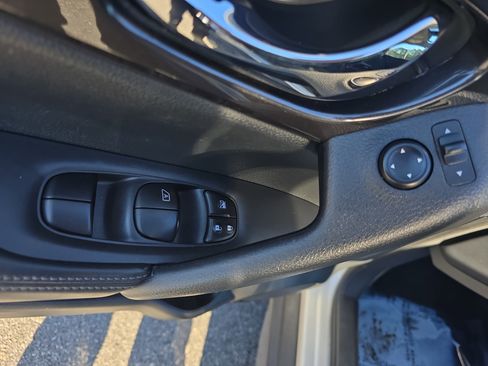 Used 2019 Nissan Rogue SV w/ Sun & Sound Touring Package image 28