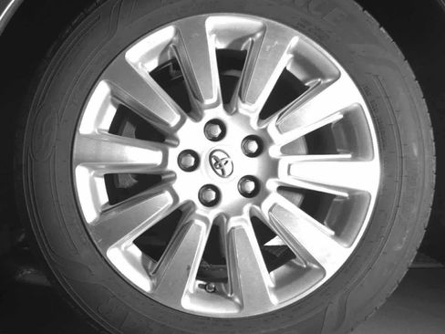 Used 2013 Toyota Sienna LE w/ Towing Pkg image 7