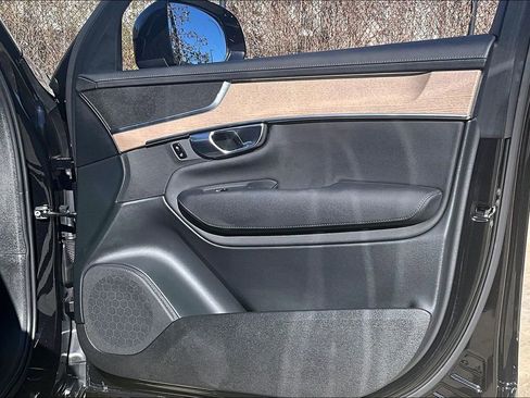 Used 2025 Volvo XC90 B6 Plus image 25