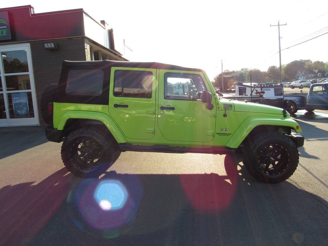 Used 2016 Jeep Wrangler Unlimited Sahara w/ Max Tow Package AWD/4WD image 3