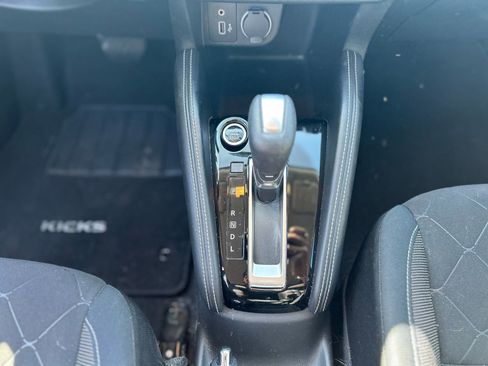 Used 2018 Nissan Kicks SV image 18
