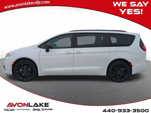 New 2026 Chrysler Pacifica Select image 3