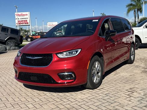 New 2026 Chrysler Pacifica Limited FWD image 3