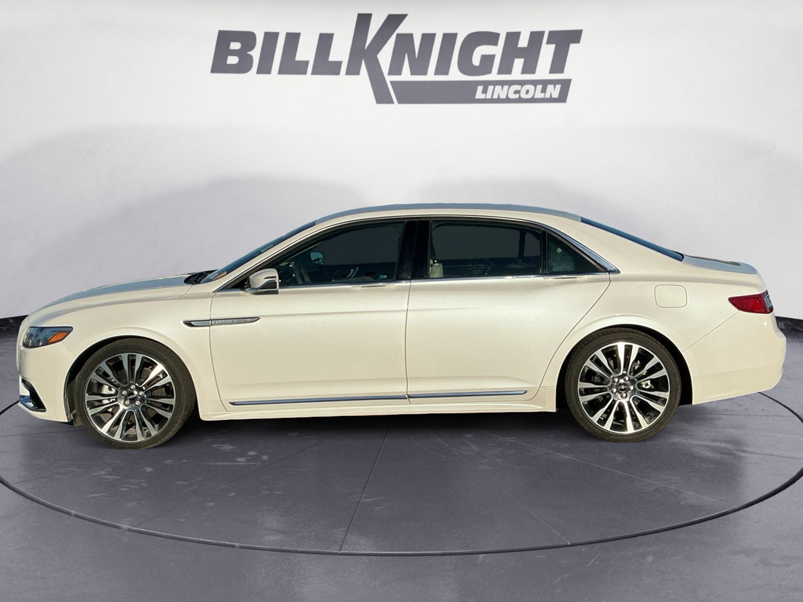 Used 2017 Lincoln Continental Select w/ Climate Package FWD image 3