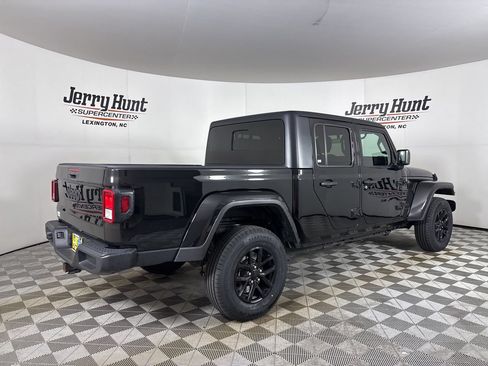 Used 2022 Jeep Gladiator Sport AWD/4WD image 4