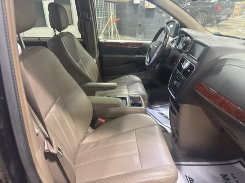 Used 2014 Chrysler Town & Country Touring image 13
