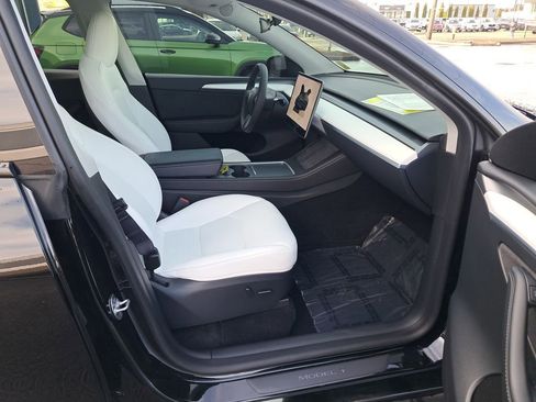 Used 2023 Tesla Model Y Long Range image 18