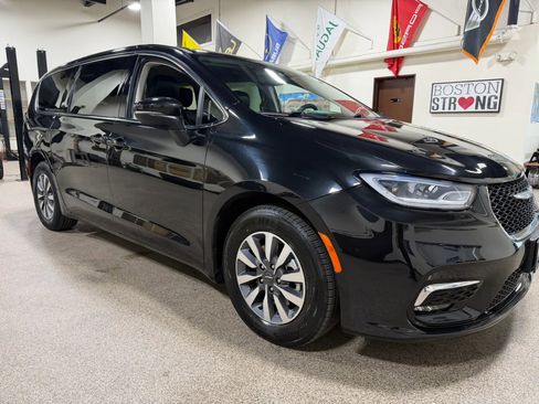 Used 2023 Chrysler Pacifica Touring-L FWD image 14