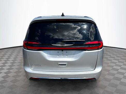 Used 2026 Chrysler Pacifica Select image 7