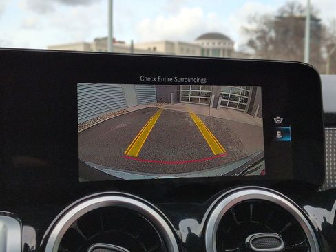 Used 2023 Mercedes-Benz GLB 250 4MATIC w/ Premium Package image 19