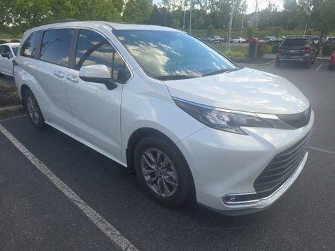 Used 2024 Toyota Sienna XLE w/ XLE Plus Package FWD image 1