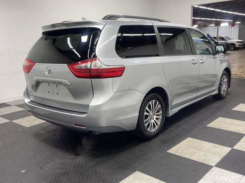 Used 2020 Toyota Sienna XLE FWD image 18