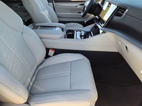 New 2025 Jeep Wagoneer L Series II image 13