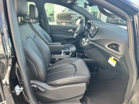 New 2026 Chrysler Voyager LX image 23