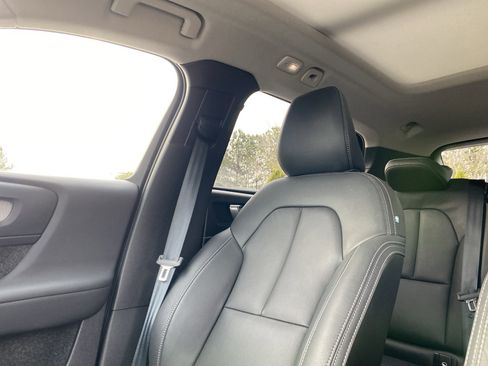 Used 2025 Volvo XC40 B5 Core image 7