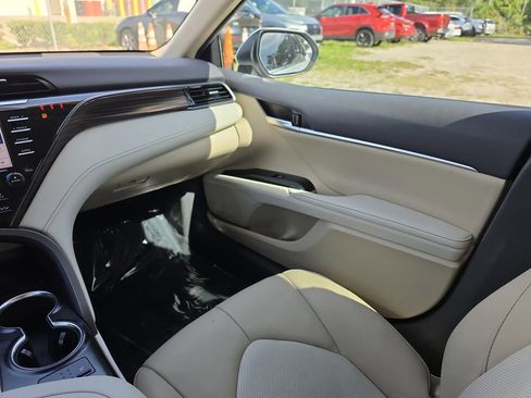 Used 2020 Toyota Camry XLE FWD image 10