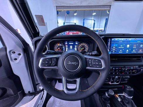 Used 2024 Jeep Wrangler Unlimited Sahara w/ Technology Group AWD/4WD image 15