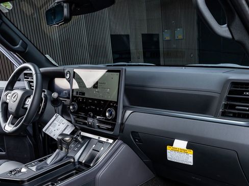 Used 2025 Lexus GX 550 image 18