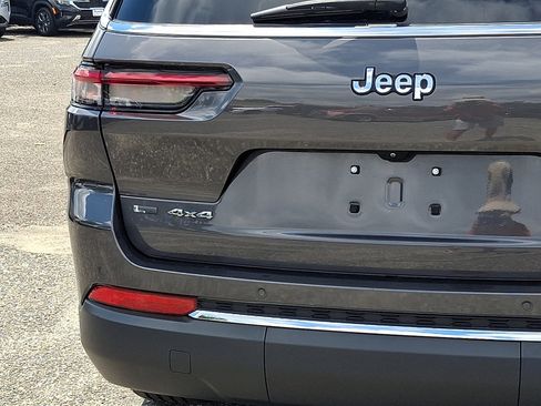 Used 2022 Jeep Grand Cherokee L Limited AWD/4WD image 17