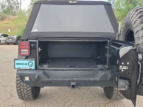 Used 2018 Jeep Wrangler Unlimited Rubicon w/ Connectivity Group AWD/4WD image 28