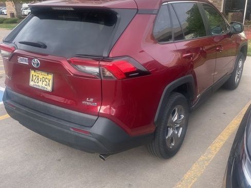 Used 2022 Toyota RAV4 LE image 4