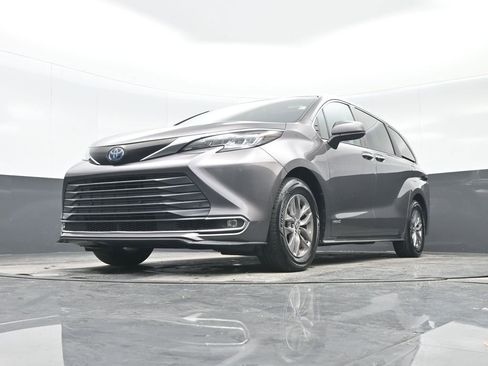 Used 2021 Toyota Sienna XLE image 25