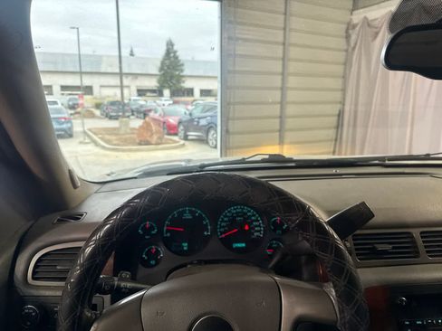 Used 2013 Chevrolet Tahoe LT RWD image 23