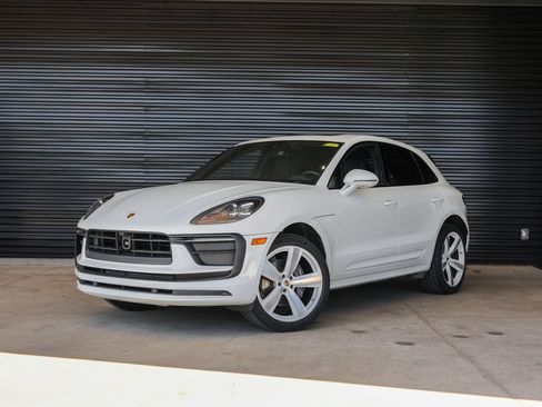 Certified 2026 Porsche Macan AWD/4WD image 1