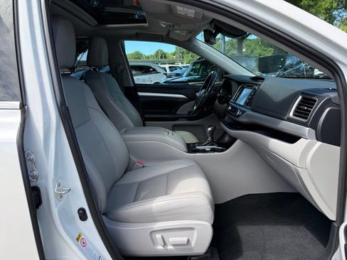Used 2019 Toyota Highlander XLE AWD/4WD image 35