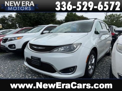 Used 2017 Chrysler Pacifica Touring-L w/ Tire & Wheel Group FWD image 1