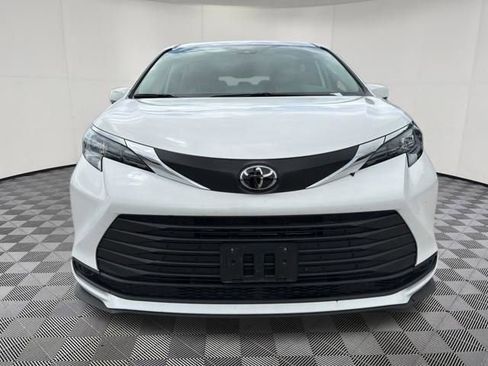 Used 2026 Toyota Sienna LE FWD image 15