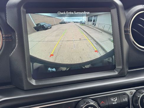 Used 2021 Jeep Wrangler Unlimited Sahara AWD/4WD image 17