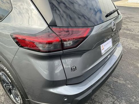 Used 2024 Nissan Rogue SV image 28
