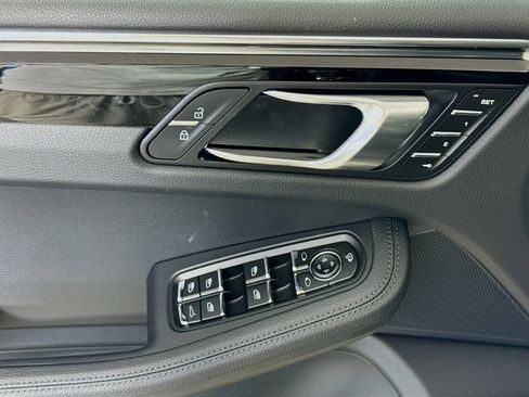 Certified 2025 Porsche Macan image 11