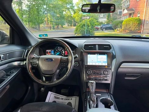 Used 2018 Ford Explorer XLT w/ Equipment Group 202A AWD/4WD image 12