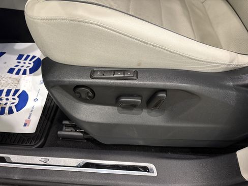 Used 2023 Volkswagen Tiguan SEL R-Line image 11