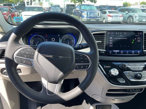 Used 2023 Chrysler Pacifica Touring-L FWD image 7