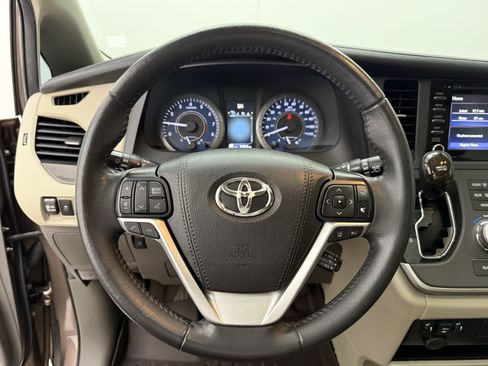 Used 2020 Toyota Sienna XLE FWD image 15