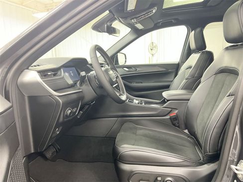 New 2025 Jeep Grand Cherokee L Altitude image 17