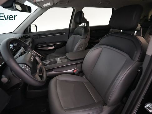 Used 2024 Kia EV9 Light Long Range RWD image 4
