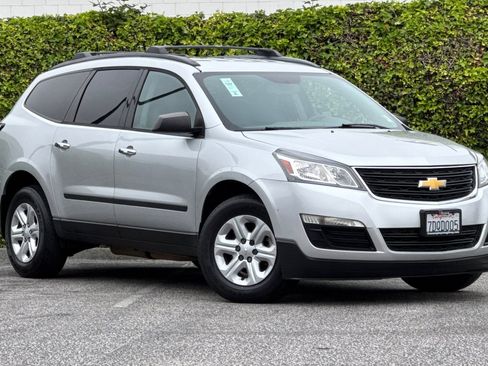 Used 2014 Chevrolet Traverse LS FWD image 2