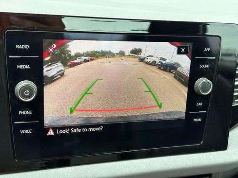 Used 2025 Volkswagen Jetta SE FWD image 40