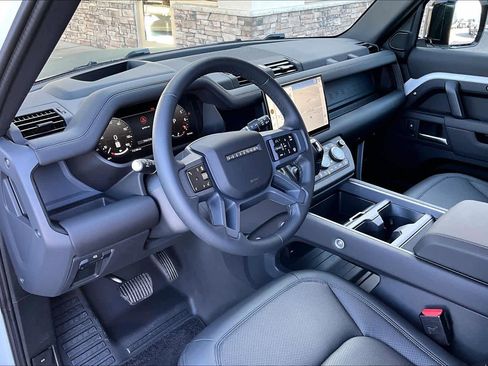 Used 2025 Land Rover Defender 90 S image 18