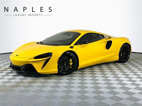 Used 2025 McLaren Artura image 1